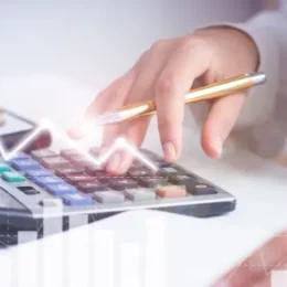 Persona usando una calculadora con superposición de gráficos de crecimiento financiero.