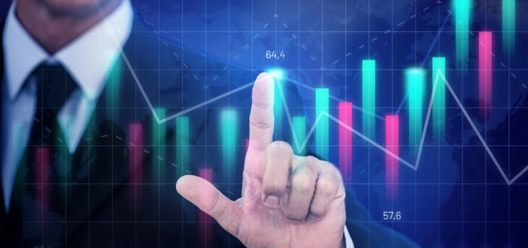 Empresario tocando un gráfico virtual con líneas de tendencia ascendente que indican crecimiento o éxito.